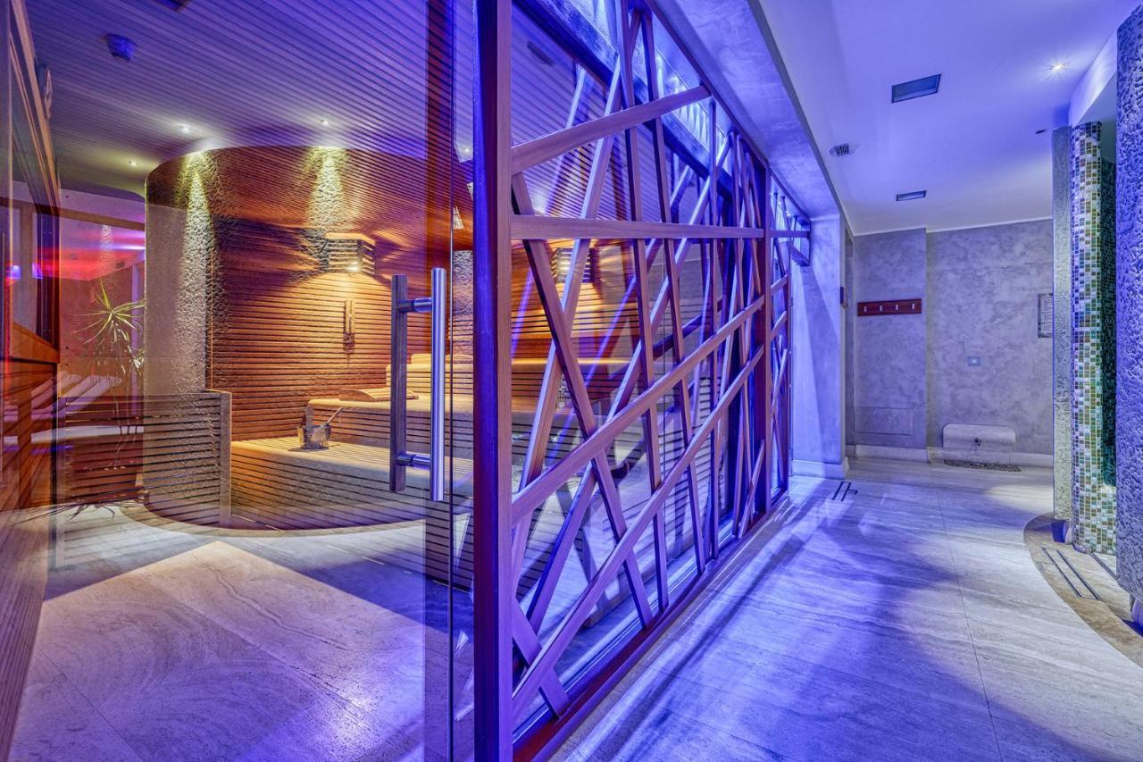Majestic Hotel Мадонна-ди-Кампильо Экстерьер фото